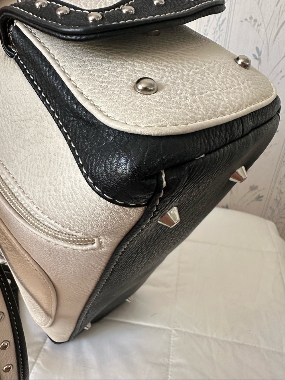 P & G Western-inspired Rhinestone Cross Concealed Carry Shoulder Bag - Picture 12 of 16